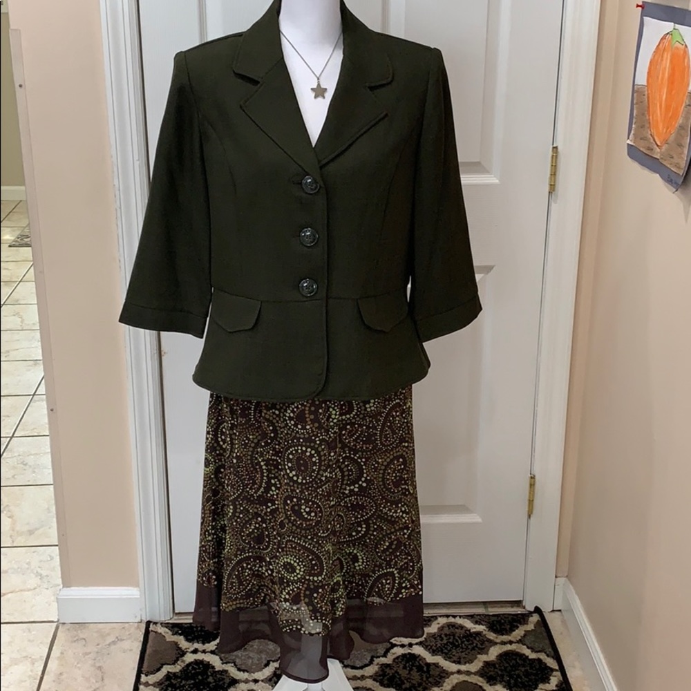 CLEARANCE Studio I sz 12 green skirt and jacket